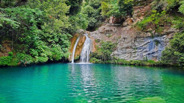 El Gorg Blau y su cascada en plena naturaleza