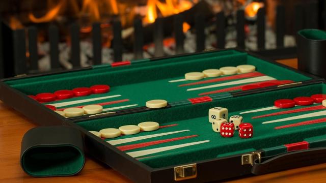 Mesa con fichas para jugar al backgammon