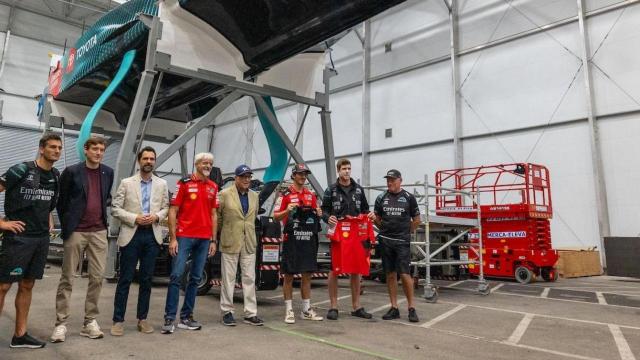 Imagen del acto de 'hermanamiento' entre Emirates Team New Zealand y Ducati Lenovo Team
