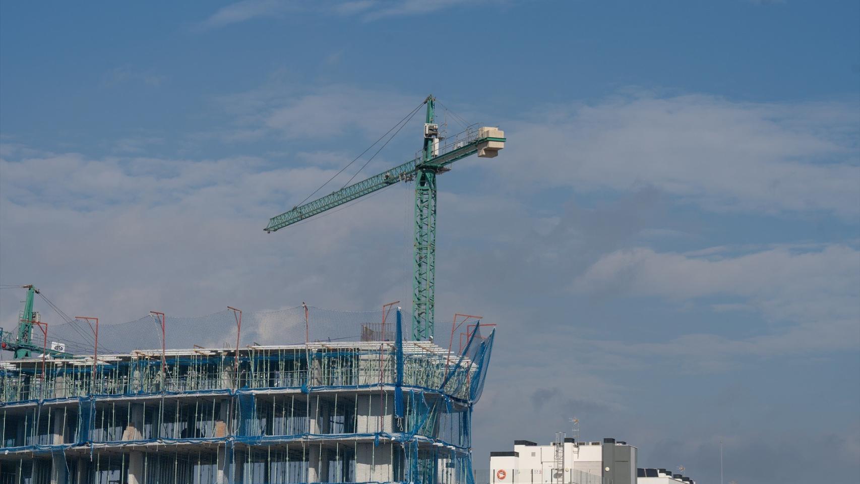Un edificio de viviendas en construcción en Sant Adrià de Besòs, Barcelona