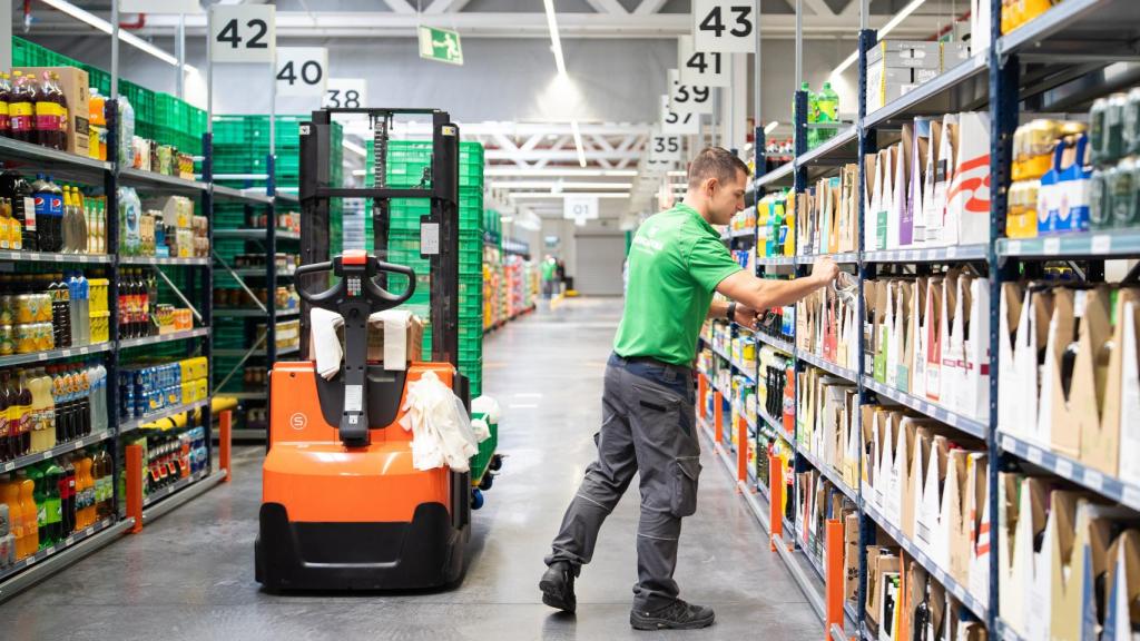 Un treballador d'una colmena de Mercadona