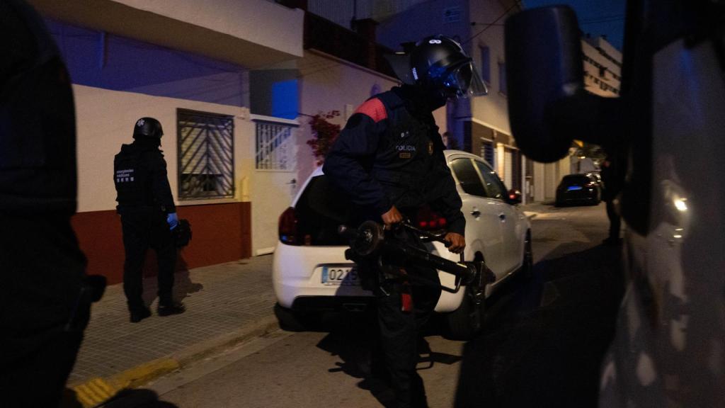 La unidad Arro de Mossos d'Esquadra a la salida del edificio con el ariete utilizado para abrir la puerta