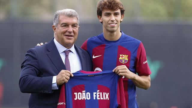 Joao Félix, junto a Joan Laporta, en su presentación como nuevo jugador del Barça