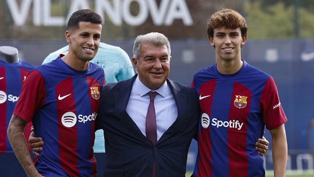 Joan Laporta, sonriente, junto a Joao Cancelo y Joao Félix