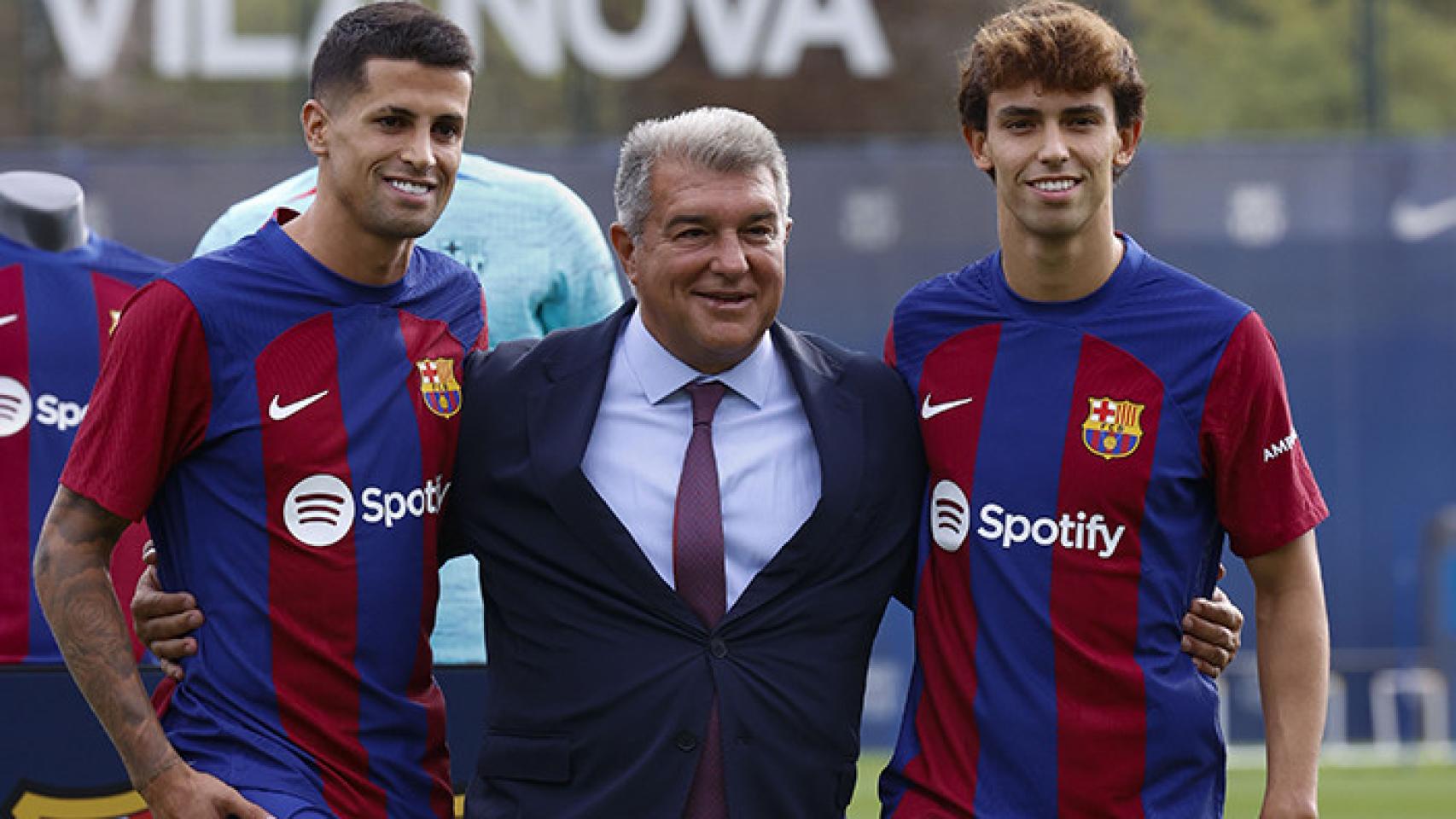 Joan Laporta, sonriente, junto a Joao Cancelo y Joao Félix
