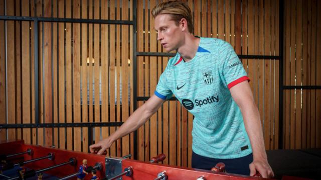 Frenkie de Jong posa con la tercera equipación del Barça