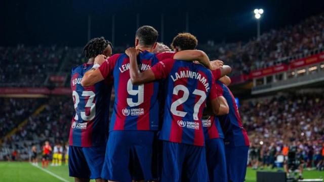 El abrazo de los jugadores del Barça tras ganar un partido en Montjuïc
