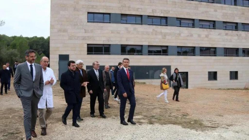 Visita de obras al nuevo Hospital del Vendrell, que ganará quirófanos