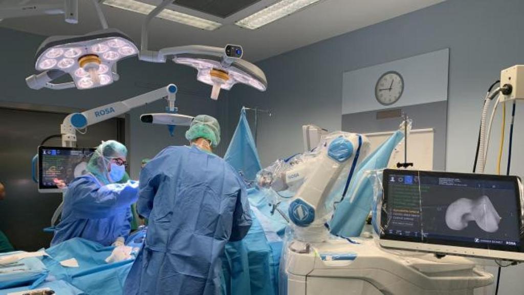 Imagen de sanitarios en un quirófano