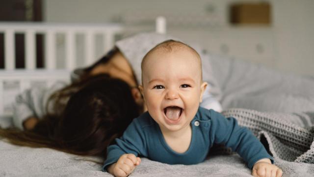 Bebé se lo pasa bien