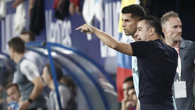 Xavi da indicaciones a Joao Cancelo durante el partido contra el Osasuna