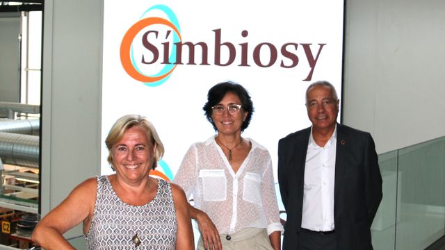 Verónica Kuchinow (c), fundadora de Símbiosy, junto al delegado especial del Estado en el CZFB, Pere Navarro