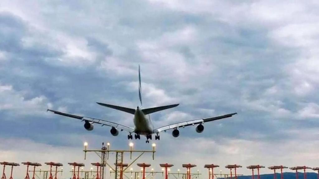Un avión durante una maniobra en el aeropuerto Josep Tarradellas-Barcelona El Prat