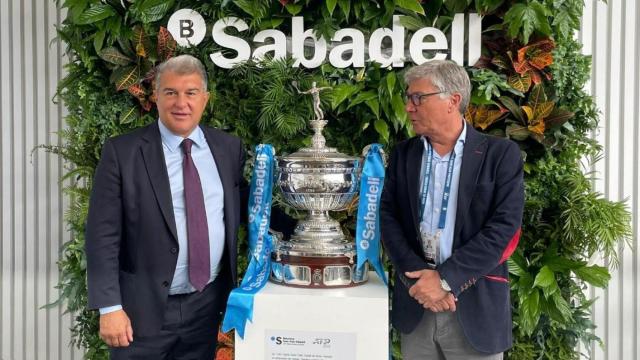 Joan Laporta, posando junto al trofeo del Open Banc Sabadell