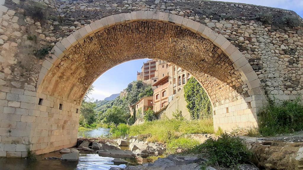 Puente sobre el rio Escaladei