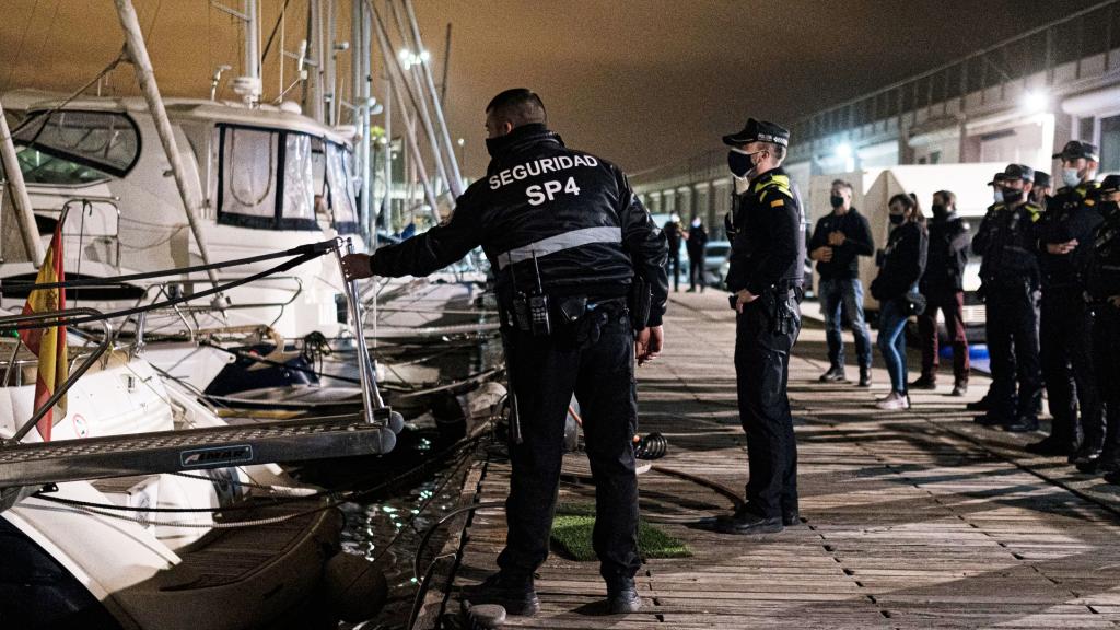 Un vigilante de SP4, con la Guardia Urbana de Barcelona en el Port Olímpic