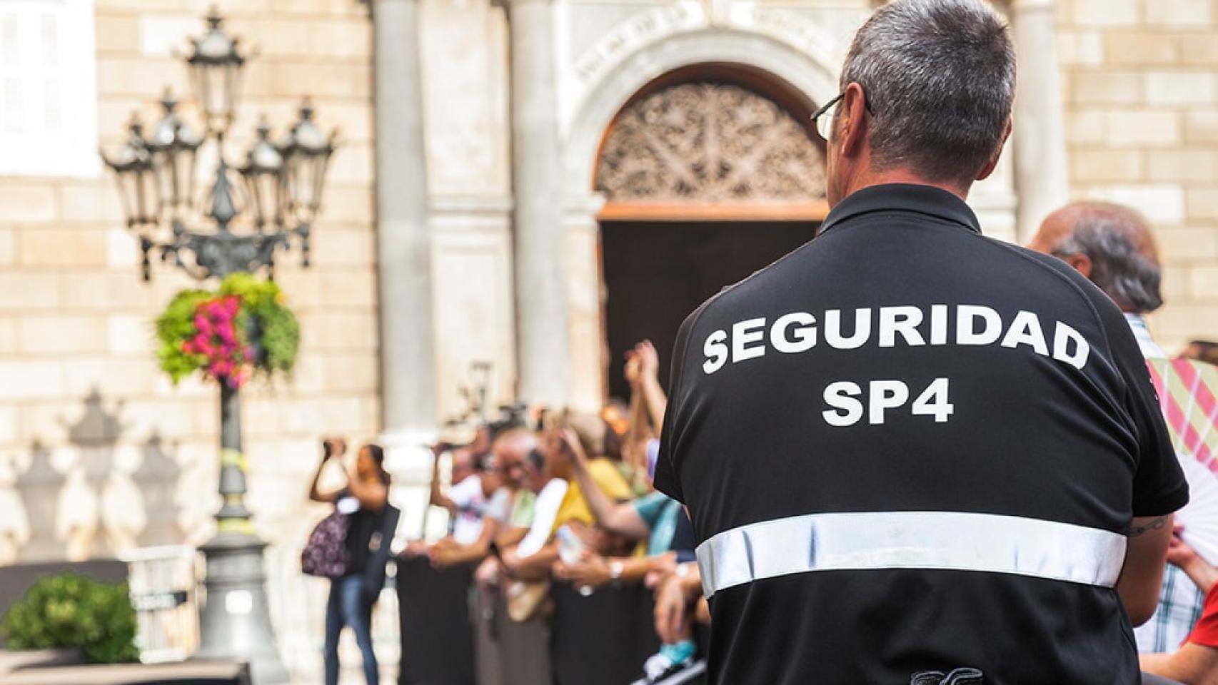 Un trabajador de SP4 en el Ayuntamiento de Barcelona en la plaza Sant Jaume