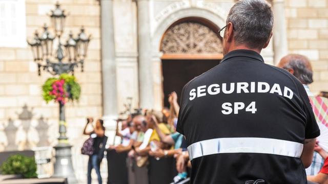 Un trabajador de SP4 en el Ayuntamiento de Barcelona en la plaza Sant Jaume