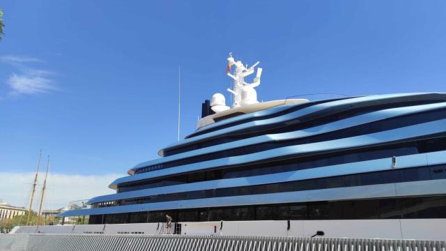 Imagen del yate 'Kaos', que fue atacado por ecologistas en Ibiza