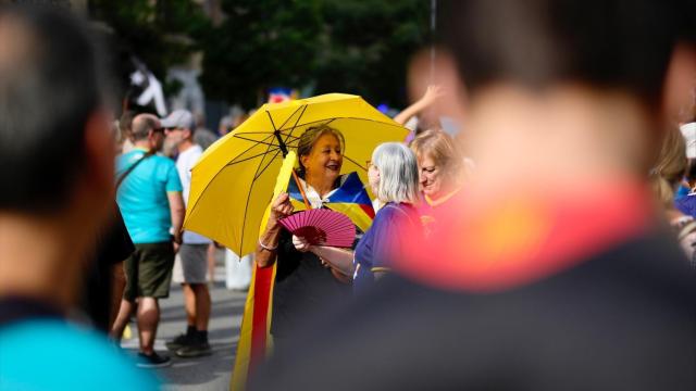 Abanicos y paraguas contra el sol y el calor en la manifestación del 11 de septiembre del 2023 en Barcelona
