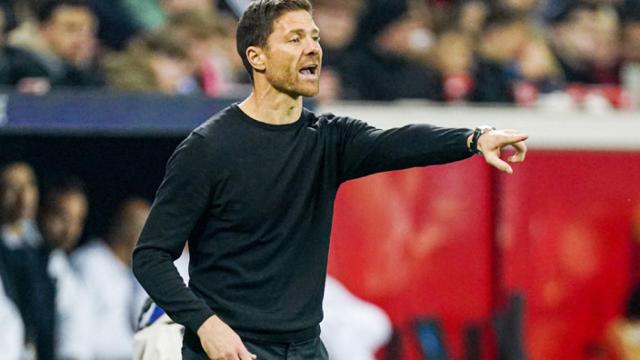 Xabi Alonso, dirigiendo un partido del Bayer Leverkusen