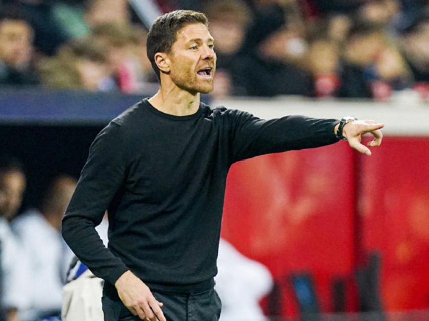 Xabi Alonso, dirigiendo un partido del Bayer Leverkusen