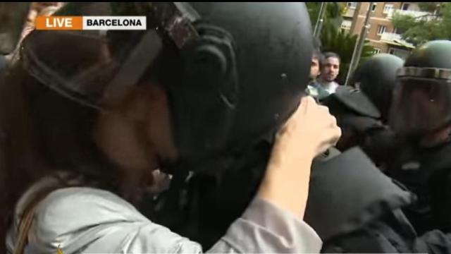 Un agente de la Policía Nacional denuncia un beso sin consentimiento por parte de una manifestante durante el 1-O