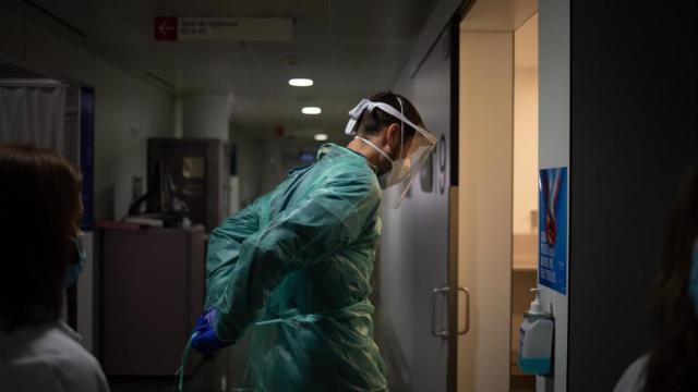 Un sanitario ataviado con protección contra el Covid, en un hospital