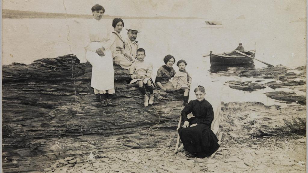 La família Dalí Domènech en Es Llaner, Cadaqués, c.1910 © Derechos de imagen Fundació Gala – Salvador Dalí, Figueres, 2023