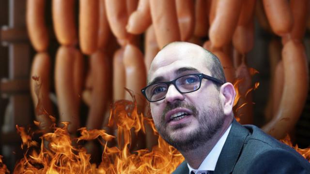 El empresario cárnico Jordi Farré, ante una imagen de frankfurts