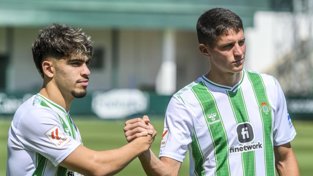 Abde (izquierda) y Altimira en su presentación como nuevos jugadores del Betis