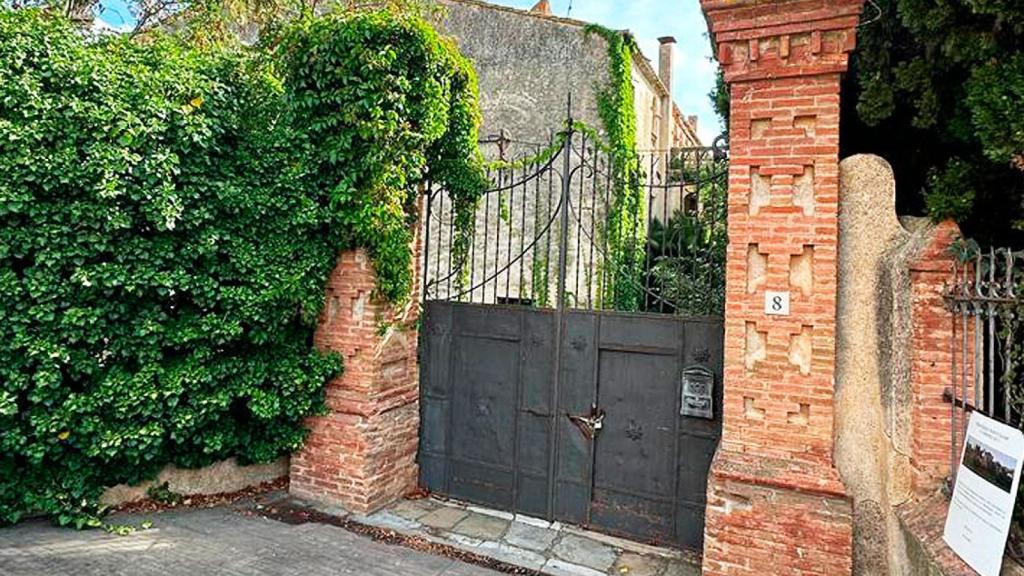 Entrada a Can Romaguera, actualmente abandonada
