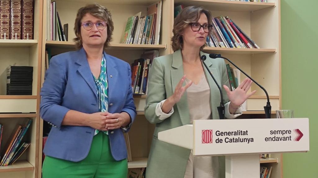 La 'consellera' de Educación, Anna Simó, y la de Acción Exterior y UE, Meritxel Serret, en la visita propagandística para los cónsules a una escuela