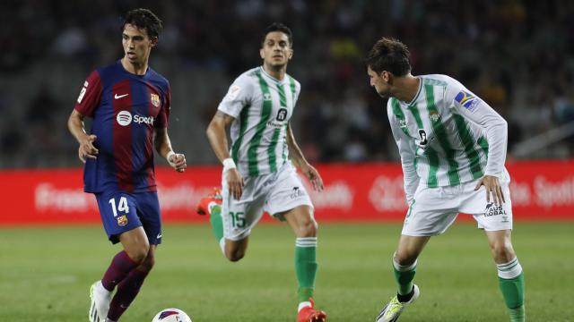 Joao Félix se marcha de Marc Bartra y Juan Miranda en el Barça-Betis