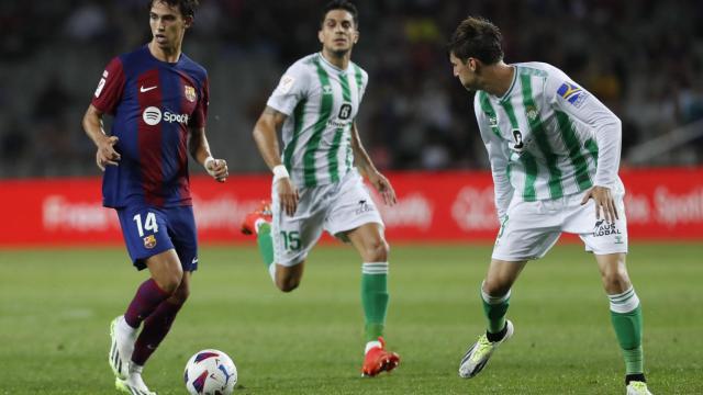 Joao Félix se marcha de Marc Bartra y Juan Miranda en el Barça-Betis