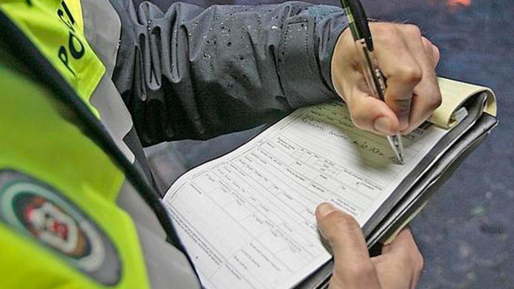 Un agente poniendo una multa