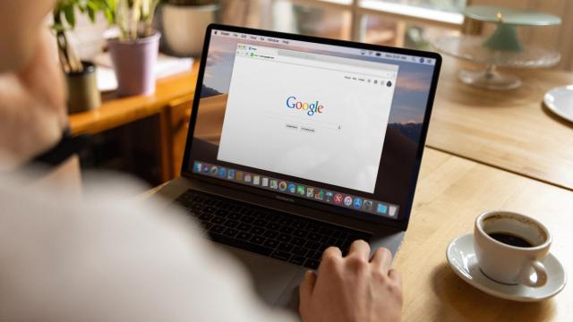 Un hombre hace una búsqueda por internet
