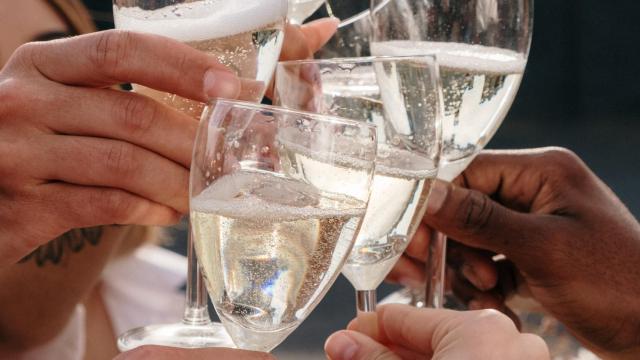 Brindis con cava en una imagen de archivo