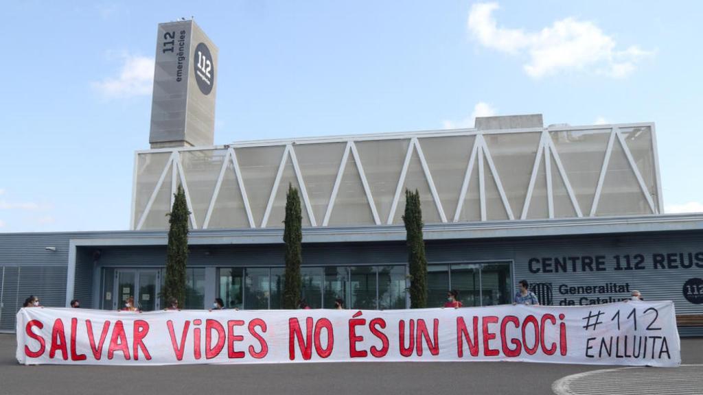 Protesta ante el Centro 112 de Reus, que opera Serveo