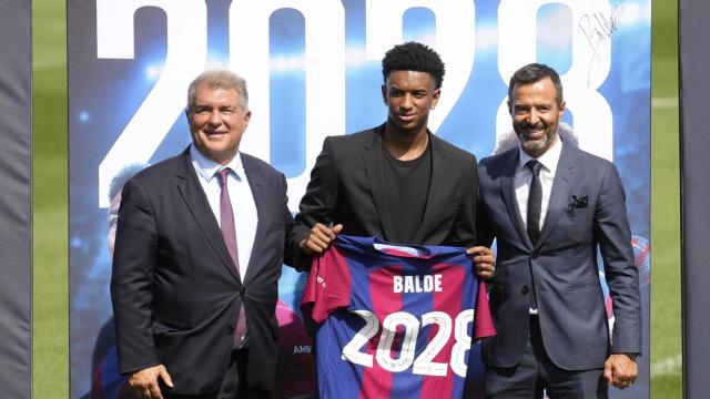 Joan Laporta posa con Alejandro Balde y Jorge Mendes en el acto de renovación del defensa