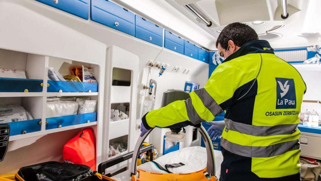 Un sanitario de Grup La Pau, en el servicio de la cooperativa en Euskadi