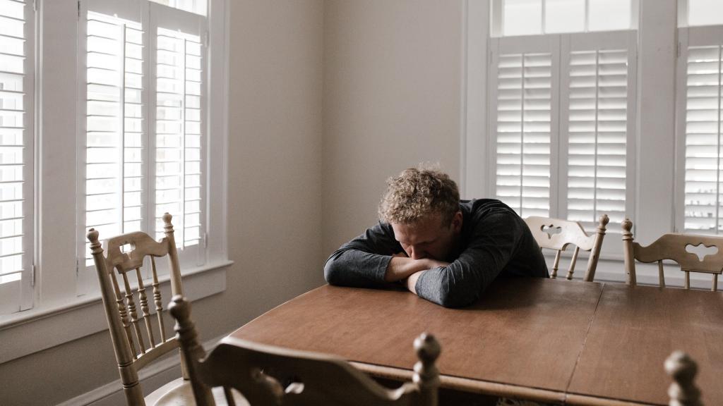 Una persona sufre un trastorno mental