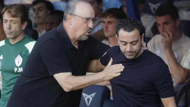 Xavi saluda a Rafa Benítez antes del partido