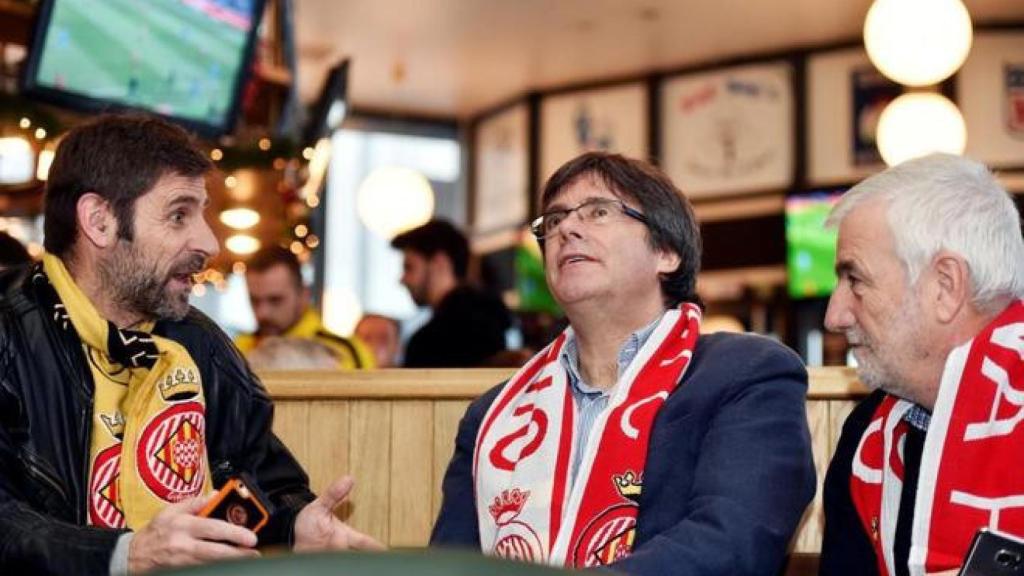 Carles Puigdemont (c), con 'Jami' Matamala (d) viendo un partido del Girona