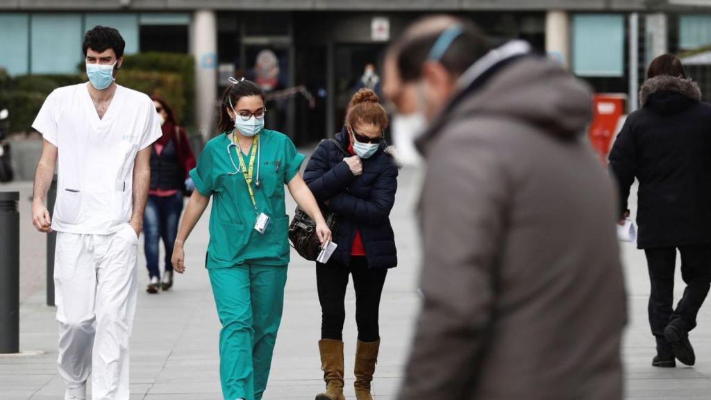 Dos sanitarios ante un hospital en la Comunidad de Madrid