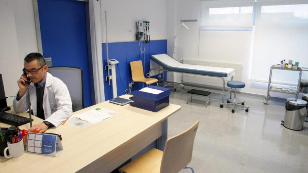 Un médico en un centro de salud de Galicia