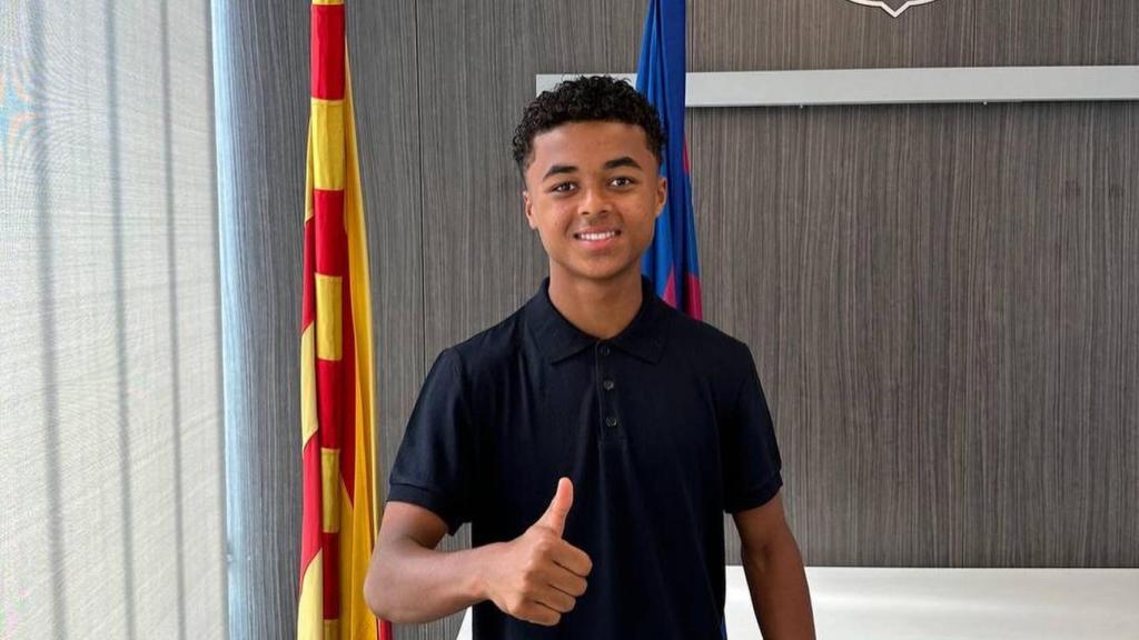 Shane Kluivert, contento tras firmar su continuidad en el FC Barcelona