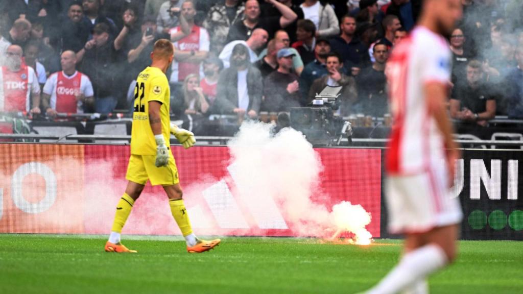 Llançament de bengales en un partit de l'Ajax contra el Feyenoord