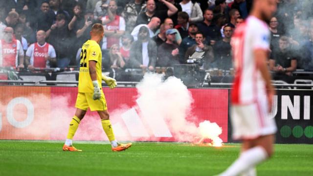 Lanzamiento de bengalas en el último partido del Ajax contra el Feyenoord