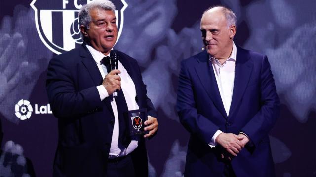 Javier Tebas escucha atentamente a Laporta durante un acto de la Liga